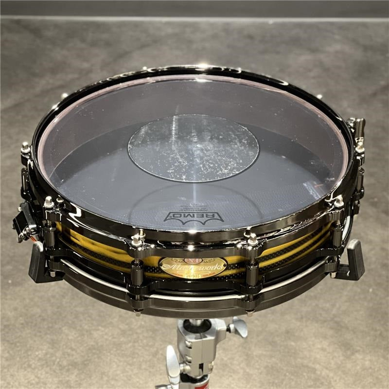 Masterworks_Snare_Drum_14x3_5_Free_Floating_-_Gold_Swirl_on_Black_Carbon_[Ikebe_Musical_Instruments_50th_Anniversary_Model]_04