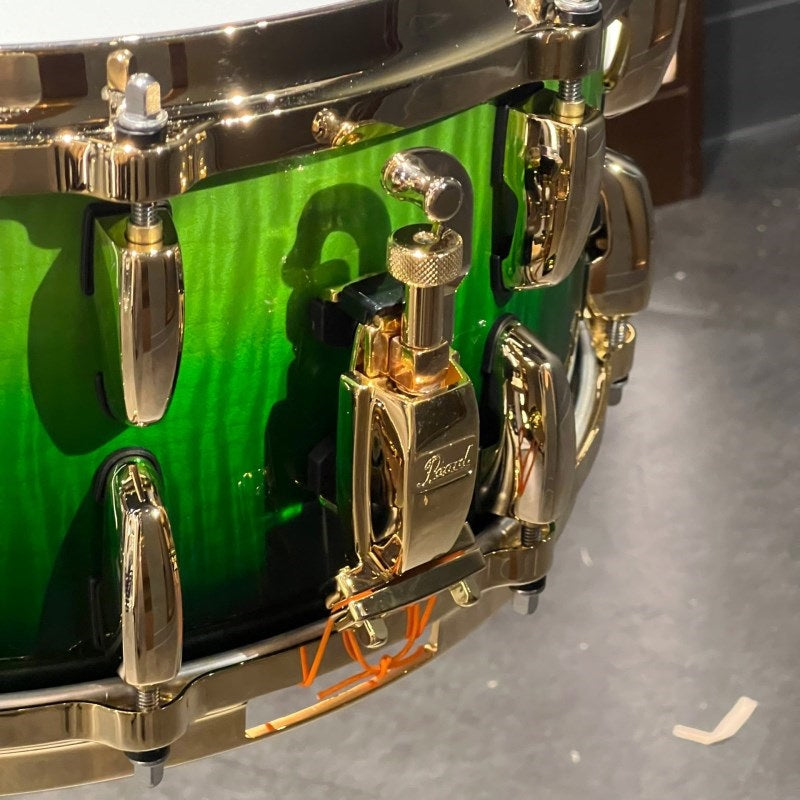 Masterworks_Snare_Drum_14×6_5_-_Emerald_Fade_over_White_Sycamore_w_Gold_Parts_[MWA1465SG]_02