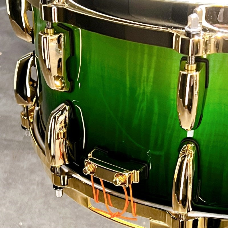 Masterworks_Snare_Drum_14×6_5_-_Emerald_Fade_over_White_Sycamore_w_Gold_Parts_[MWA1465SG]_03