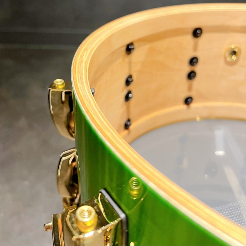 Masterworks_Snare_Drum_14×6_5_-_Emerald_Fade_over_White_Sycamore_w_Gold_Parts_[MWA1465SG]_05