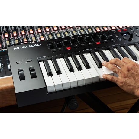 Oxygen_Pro_61_(M-Audio)_(USB_MIDI_Controller)_(61_Keys)_06