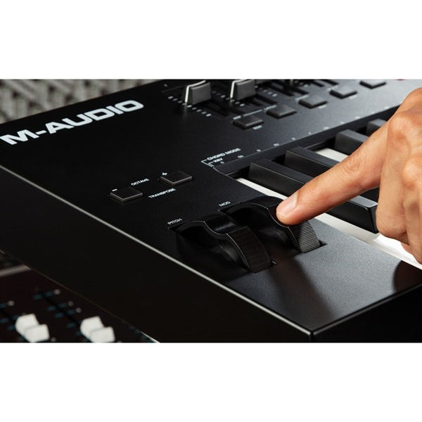 Oxygen_Pro_61_(M-Audio)_(USB_MIDI_Controller)_(61_Keys)_08