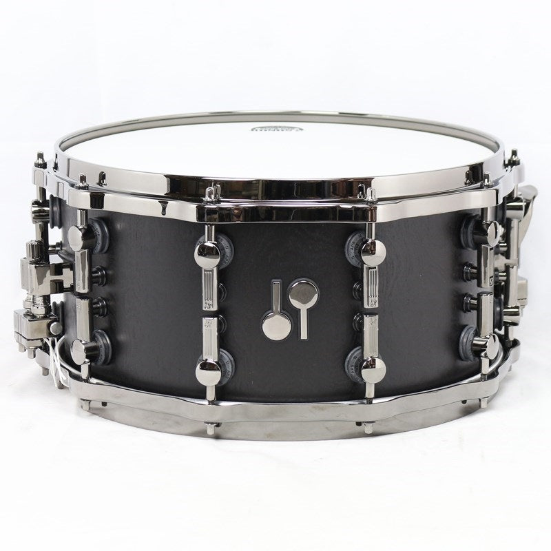 SQ2_14x7_Beech_Medium_Snare_Drum_-_Semi_Gloss_Dark_Roots___Black_Parts_01