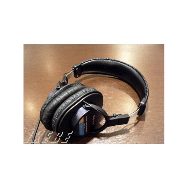 Sony_MDR-7506_(closed-back，_studio-standard_monitor_headphones)_(sister_model_of_the_classic_MDR-CD900ST)_01