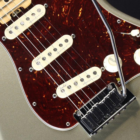 USED_American_Elite_Stratocaster_(Champagne_Maple)_04