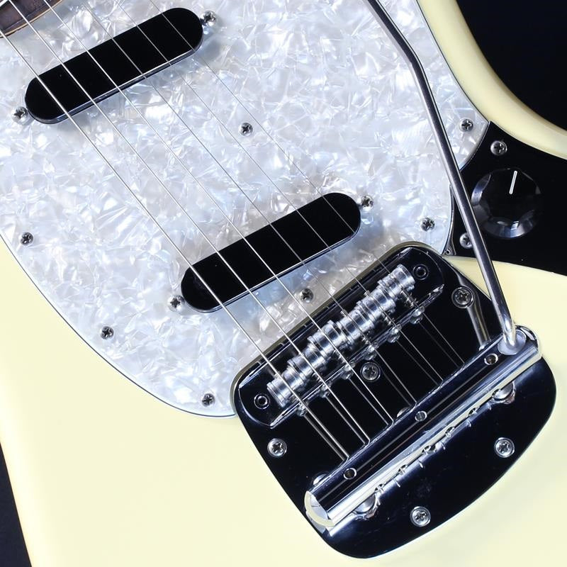 USED_American_Performer_Mustang_(Vintage_White_Rosewood)_04