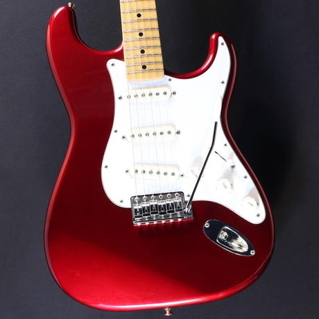 USED_Classic_70s_Stratocaster_(Old_Candy_Apple_Red_Maple)_01