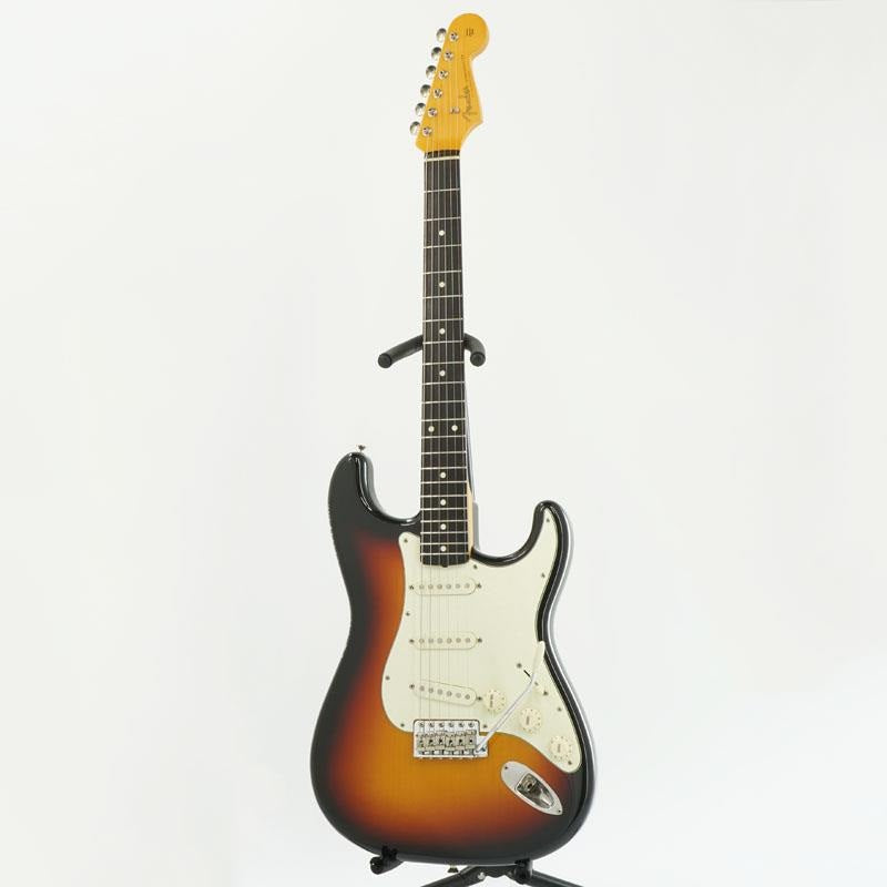 USED_Traditional_60s_Stratocaster_(3-Tone_Sunburst)_[SN__JD17032543]_02