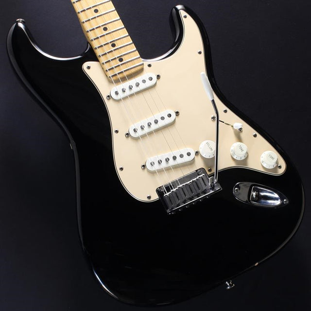 USED_​​American_Stratocaster_(Black_Maple)_01