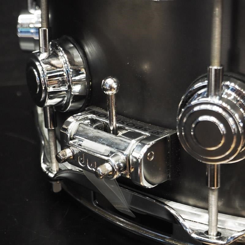 USED_​​DRVD5514SVCBK_[Collector's_Satin_Black_over_Brass_Snare_14''x5_5'']_07