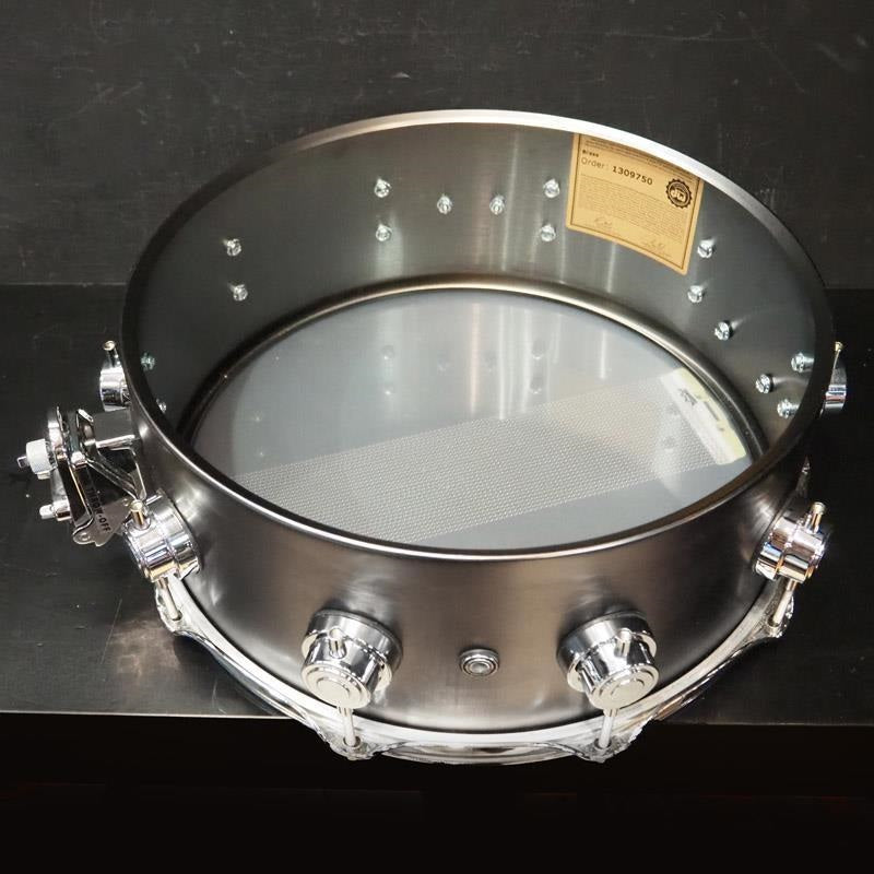 USED_​​DRVD5514SVCBK_[Collector's_Satin_Black_over_Brass_Snare_14''x5_5'']_09