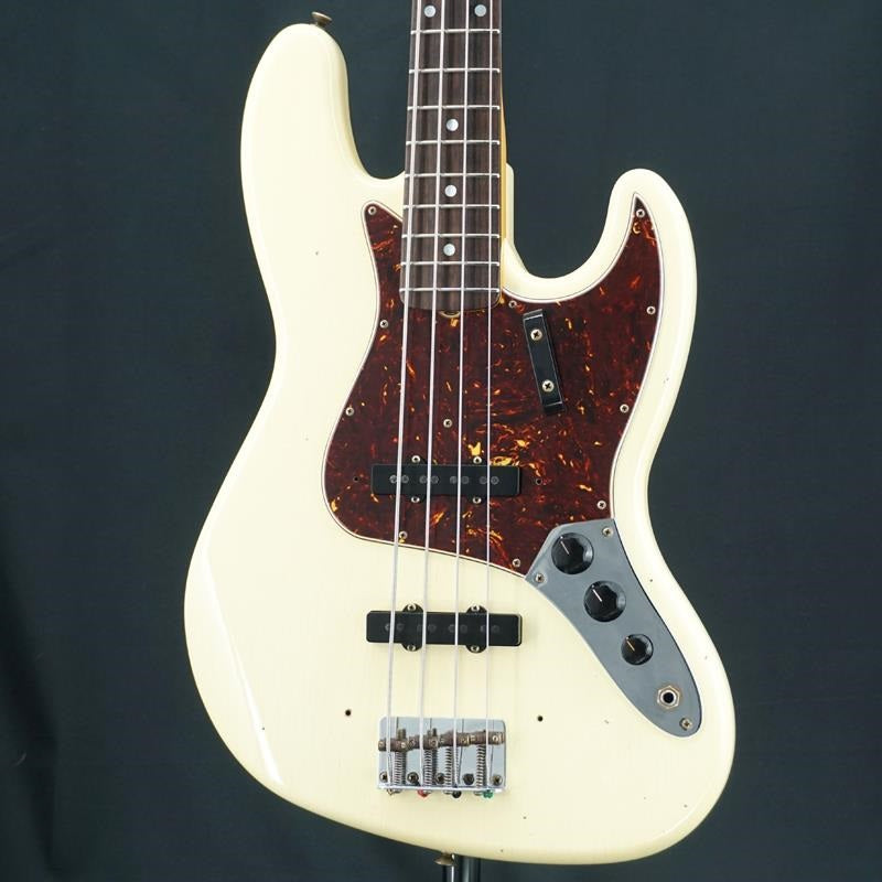 Used_1965_Jazz_Bass_Journeyman_Relic_(Aged_Vintage_White)_01
