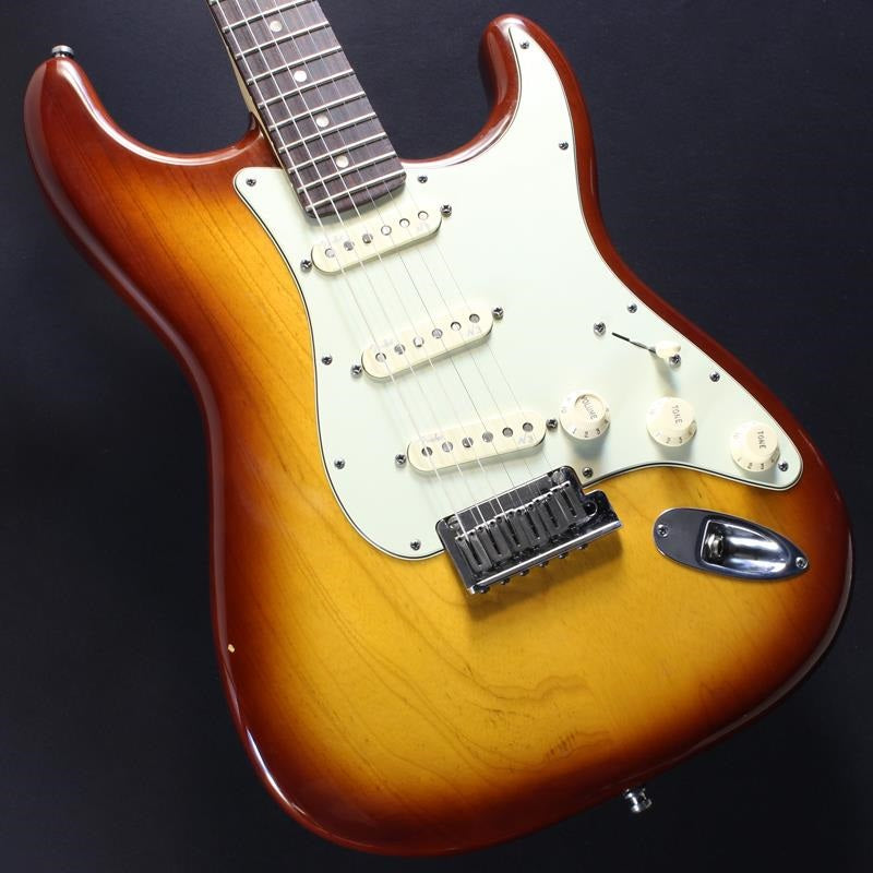 Used_American_Deluxe_Stratocaster_Ash_(Tobacco_Sunburst_Rosewood)_01