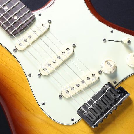 Used_American_Deluxe_Stratocaster_Ash_(Tobacco_Sunburst_Rosewood)_04