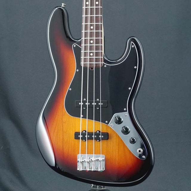 Used_American_Performer_Jazz_Bass_(3-Color_Sunburst)_01