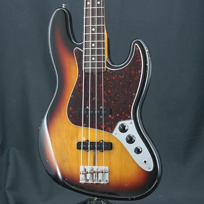 Used_American_Vintage_'62_Jazz_Bass_(3-Color_Sunburst)_01
