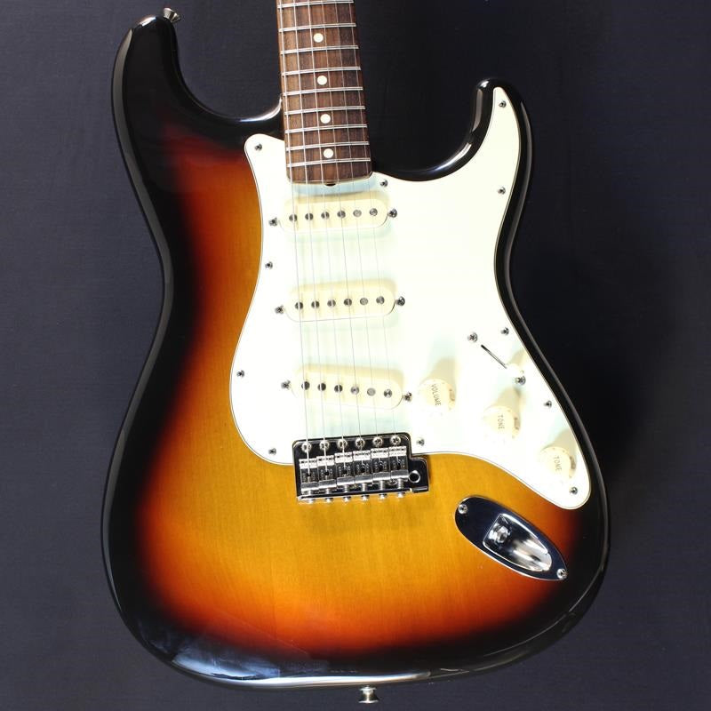 Used_Classic_60s_Stratcaster_(3-Color_Sunburst)_01