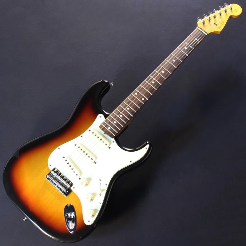 Used_Classic_60s_Stratcaster_(3-Color_Sunburst)_02