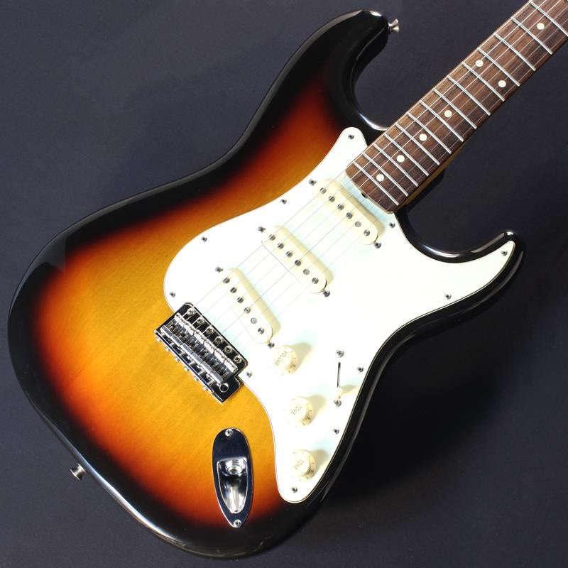 Used_Classic_60s_Stratcaster_(3-Color_Sunburst)_03