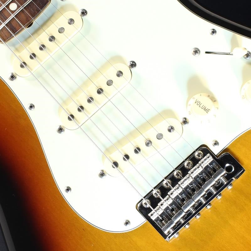 Used_Classic_60s_Stratcaster_(3-Color_Sunburst)_04