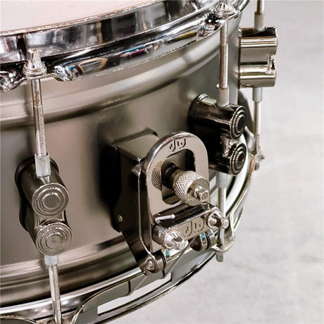 Used_Concept_Series_Black_Nickel_over_Brass_Snare_Drum_[14x6_5]_02