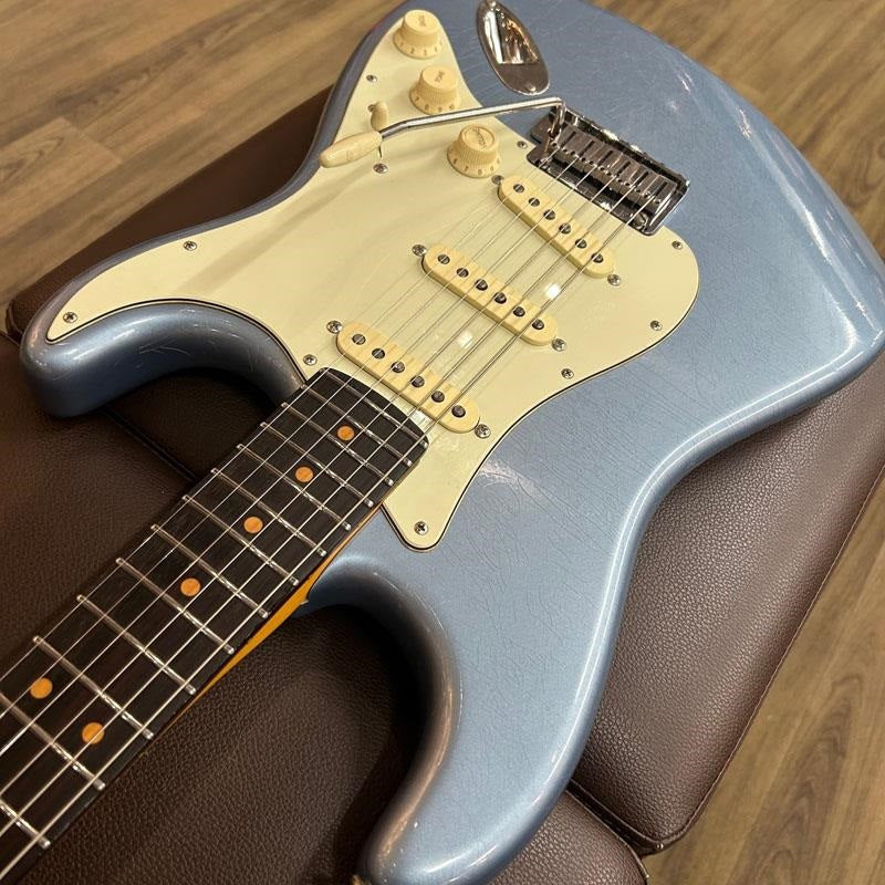 Used_Fender_American_Ultra_Luxe_Vintage_'60s_Stratocaster_(Ice_Blue_Metallic_Rosewood)_[SN_US25016203]_10