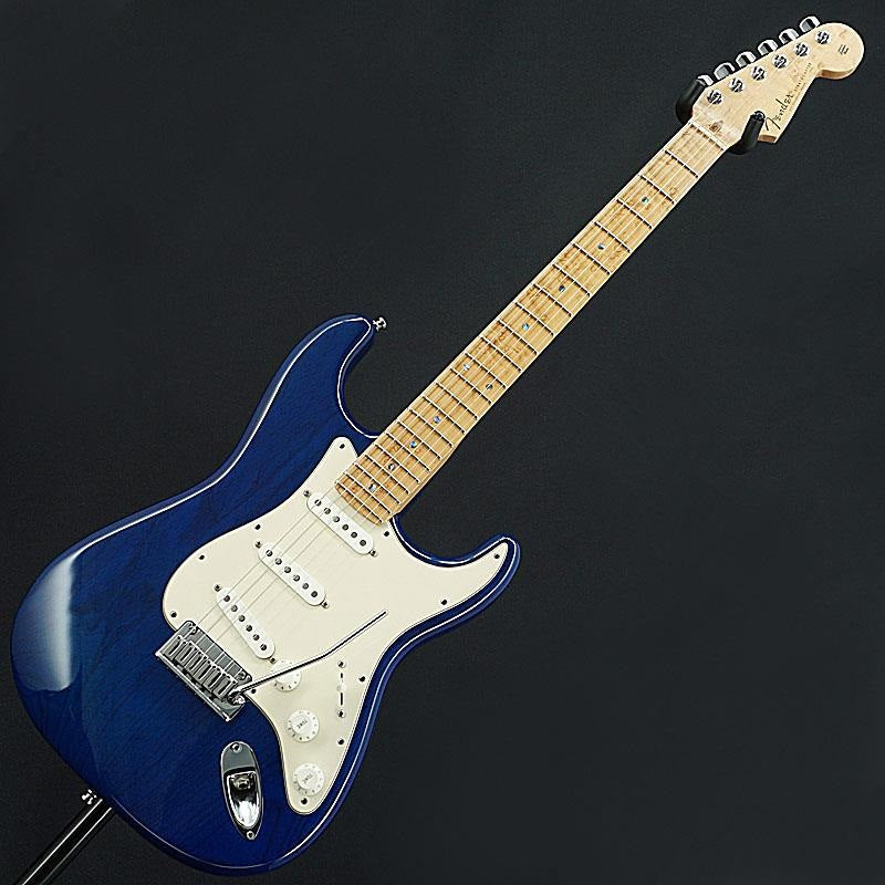 Used_Fender_Custom_Shop_Custom_Deluxe_Stratocaster_(Sapphire_Blue_Trans)_[SN_6107]_03