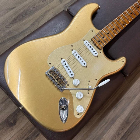 Used_Fender_Limited_Edition_70th_Anniversary_1954_Roasted_Stratocaster_Journeyman_Relic_(Aged_Aztec_Gold)_[SN_LXX0465]_09