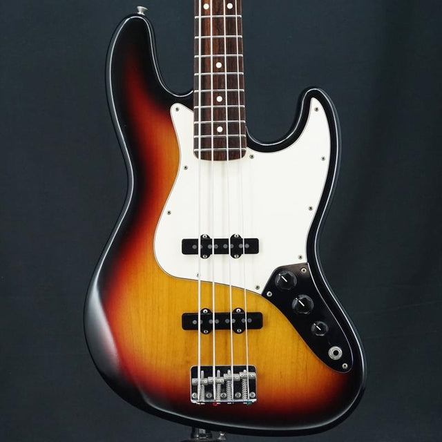 Used_Highway_One_Jazz_Bass_(3-Color_Sunburst)_01