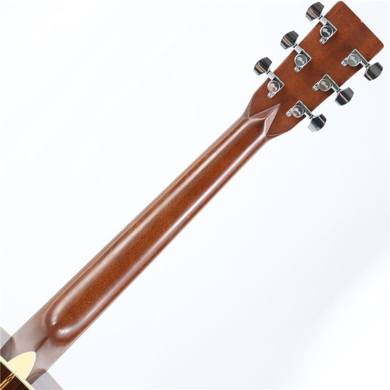 Used_Martin_D-28_(2005_model)_08