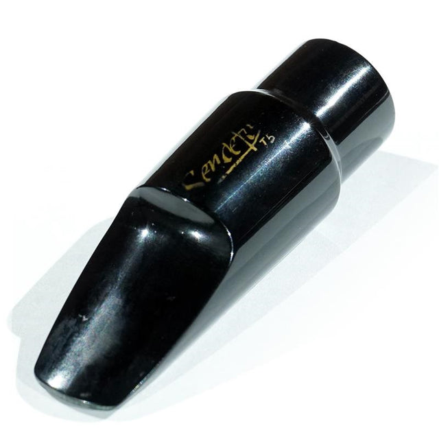 Used_soprano_saxophone_mouthpiece，_unknown_manufacturer，_hard_rubber_01