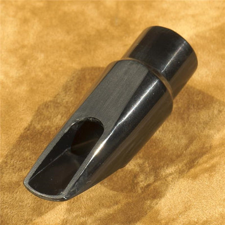Used_soprano_saxophone_mouthpiece，_unknown_manufacturer，_hard_rubber_04