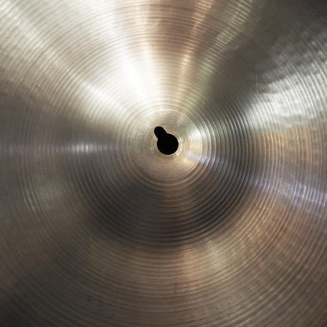 VINTAGE_60s_Zildjian_Crash_18_[1586g_with_keyhole]_04