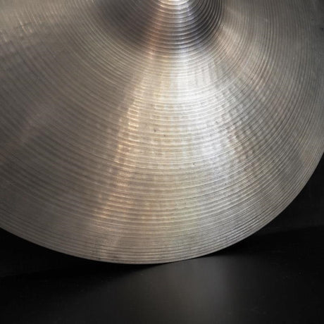 VINTAGE_60s_Zildjian_Crash_18_[1586g_with_keyhole]_05