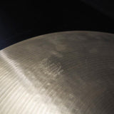 VINTAGE_60s_Zildjian_Crash_18_[1586g_with_keyhole]_07