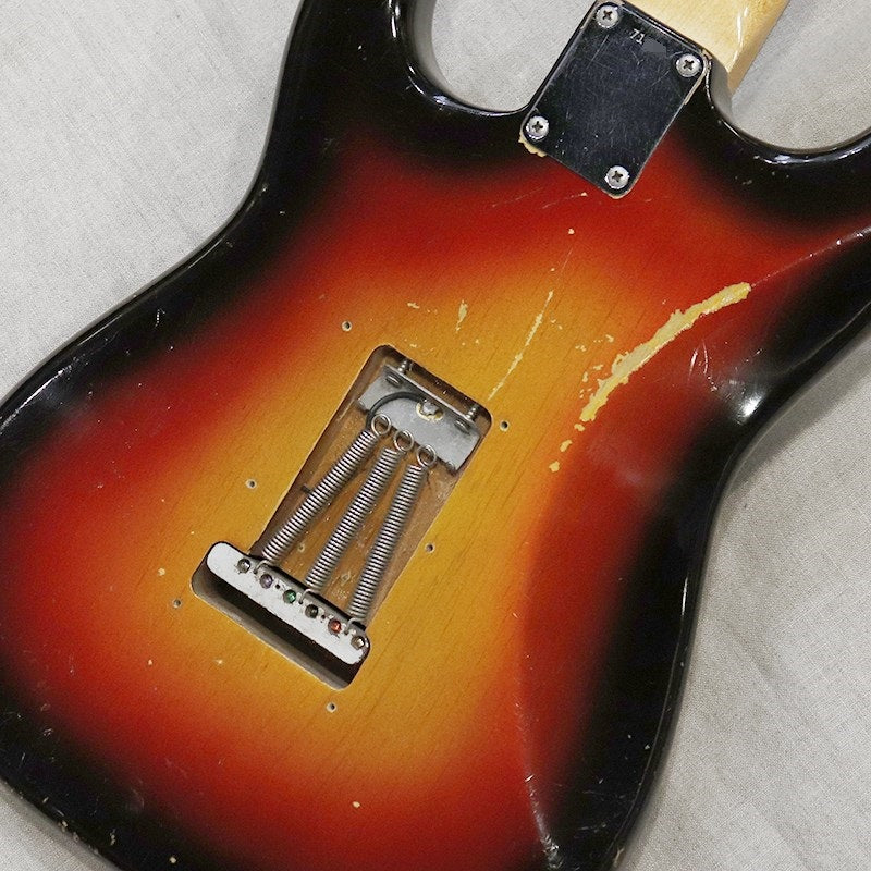 VINTAGE_Stratocaster_'62_Slab_Fingerboard_Sunburst_R_04