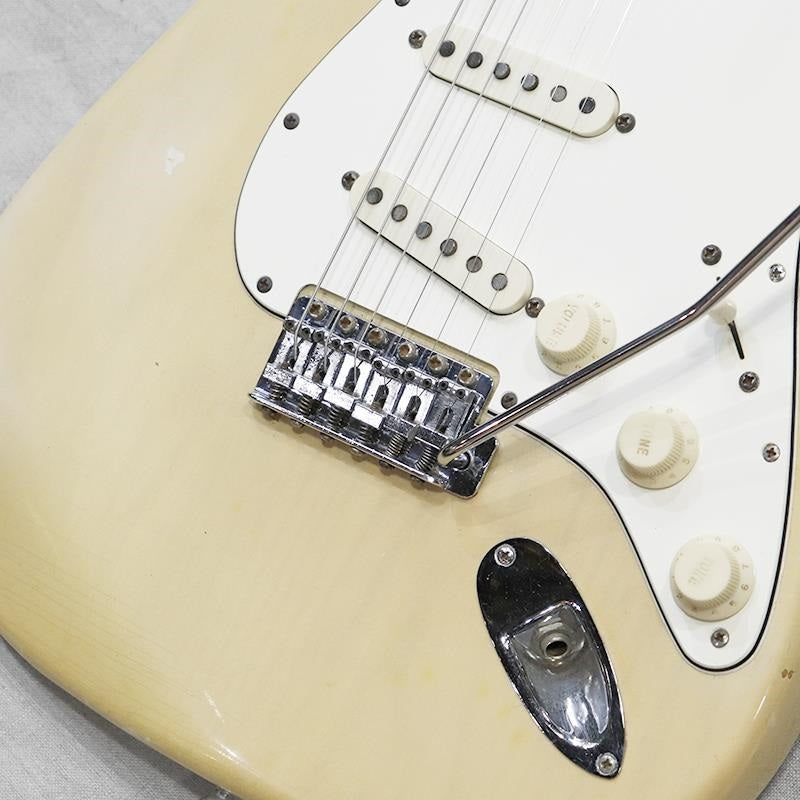 VINTAGE_Stratocaster_'74_Blond_M_06
